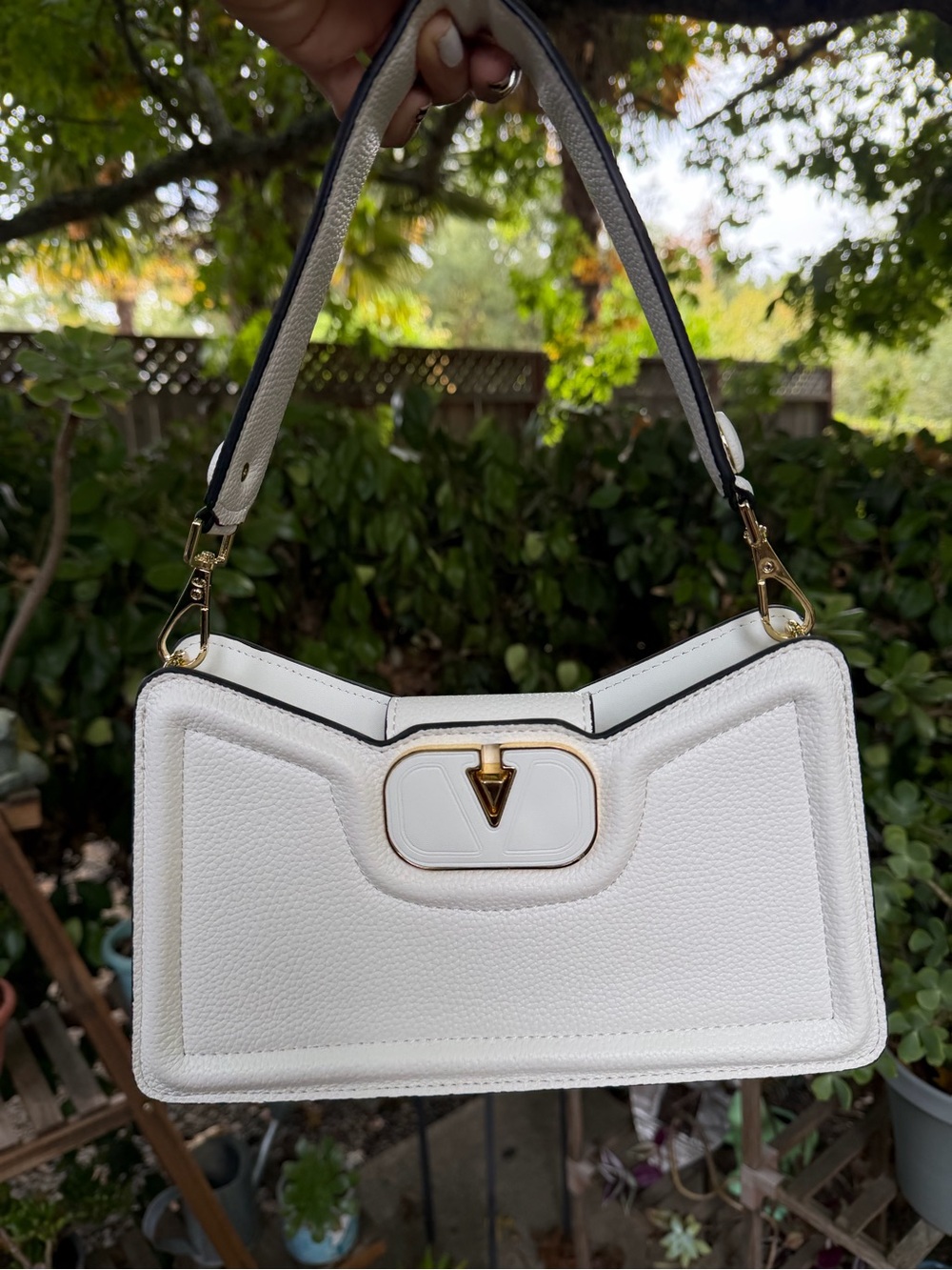💕Fashion Bag💕 White Leather Shoulder Bag with Gold-Tone V Lock